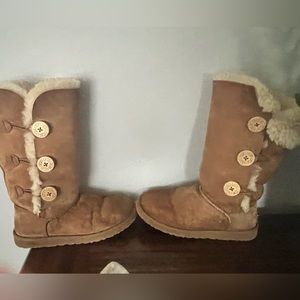 EUG UGGS Bailey Button size 8
